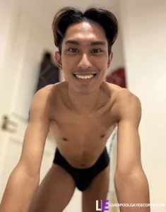 male rent boy Leeds Roberto